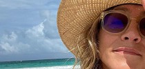 Ніжиться на сонці в бікіні: Дженніфер Еністон поділилася новими знімками з відпустки - ТСН