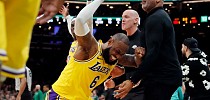 Dėl lemiamo švilpuko siutęs LeBronas su „Lakers“ krito Bostone - basketnews.lt