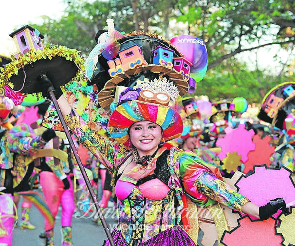 Miles de personas disfrutan del domingo de Bachata en Ciudad Carnaval