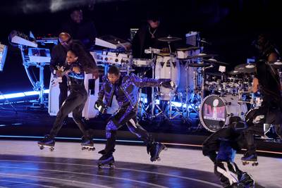 Usher trakteert fans tijdens Superbowl op r&b-klassiekers