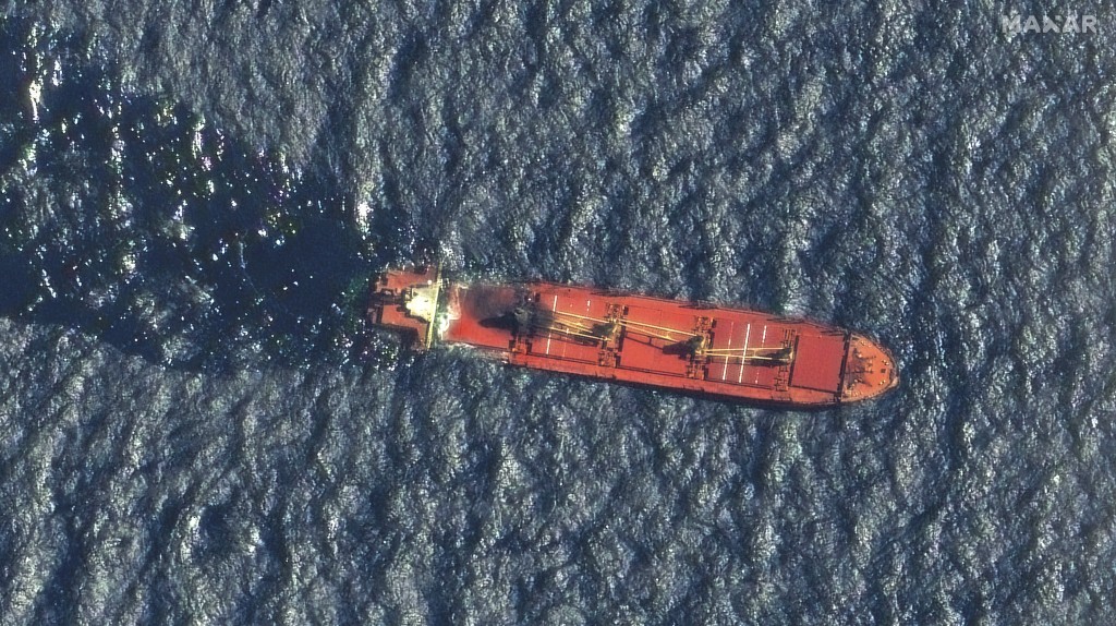 英國化肥貨船遭也門叛軍擊中沉沒 學者憂紅海生態浩劫