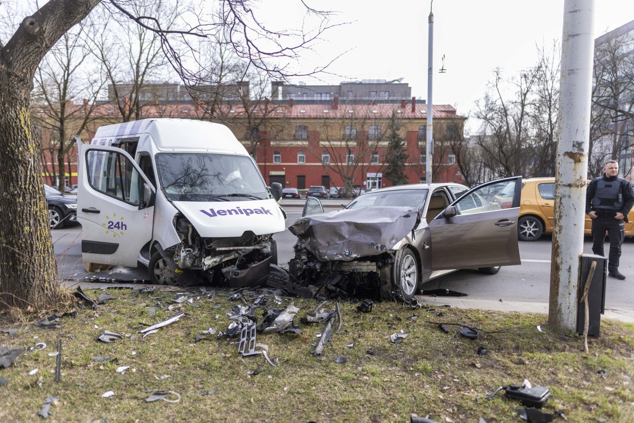 Vilniaus centre susidūrė BMW ir kurjerių mikroautobusas, sužeisti 2 žmonės