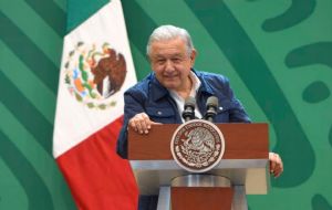 AMLO externa apoyo a Víctor Manuel Castro, gobernador de Baja California Sur