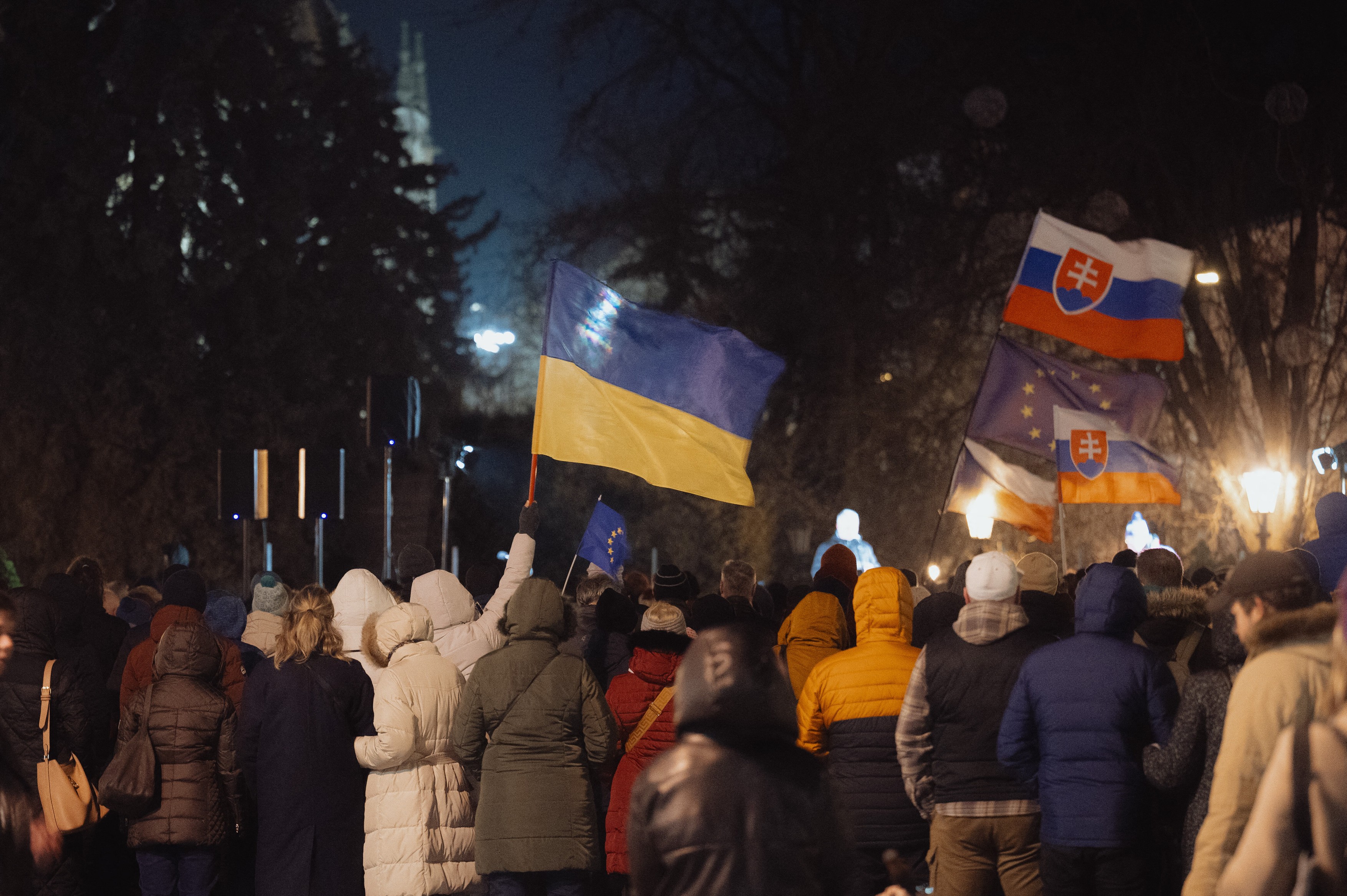 Manifestație cu sirene de raid aerian în Slovacia, într-un protest față de atitudinea pro-rusă a guvernului lui Fico