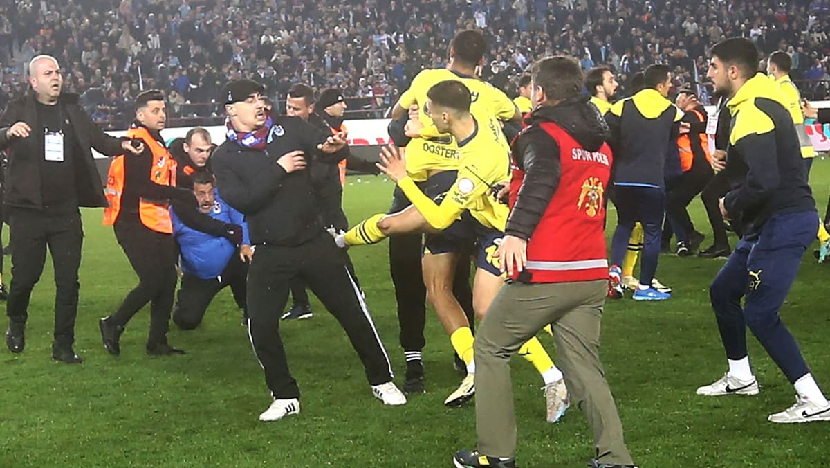 Hässliche Szenen in Trabzon: Fenerbahçe-Stars werden von Chaoten attackiert