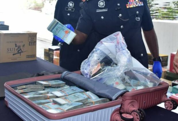 Alleged owner of RM500,000 filled suitcase presents himself to cops