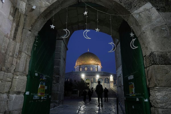 Izraelská polícia bráni mladým moslimom vo vstupe do mešity al-Aksá