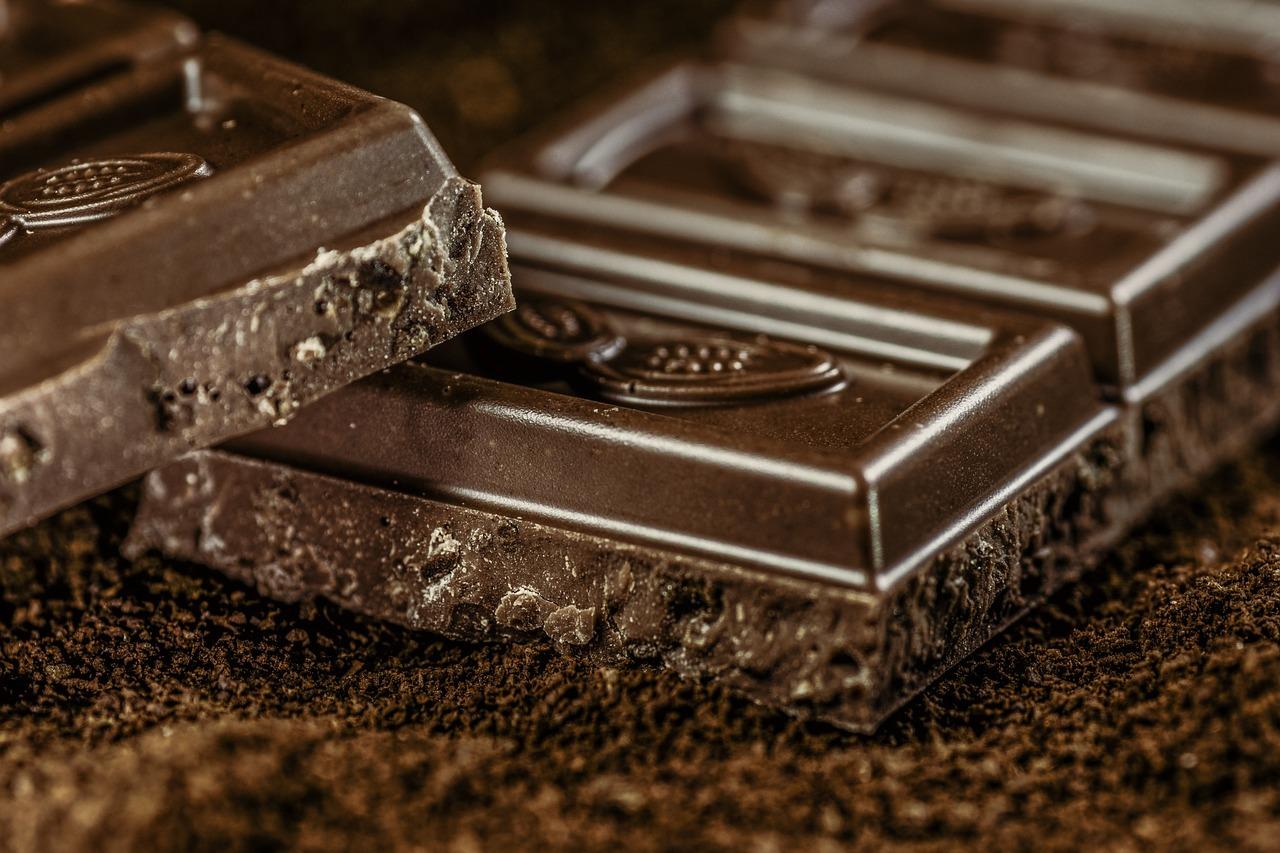 Ceny kakaa prudko rastú. Čokoláda je čoraz drahšia, ale dopyt po nej zatiaľ neklesá