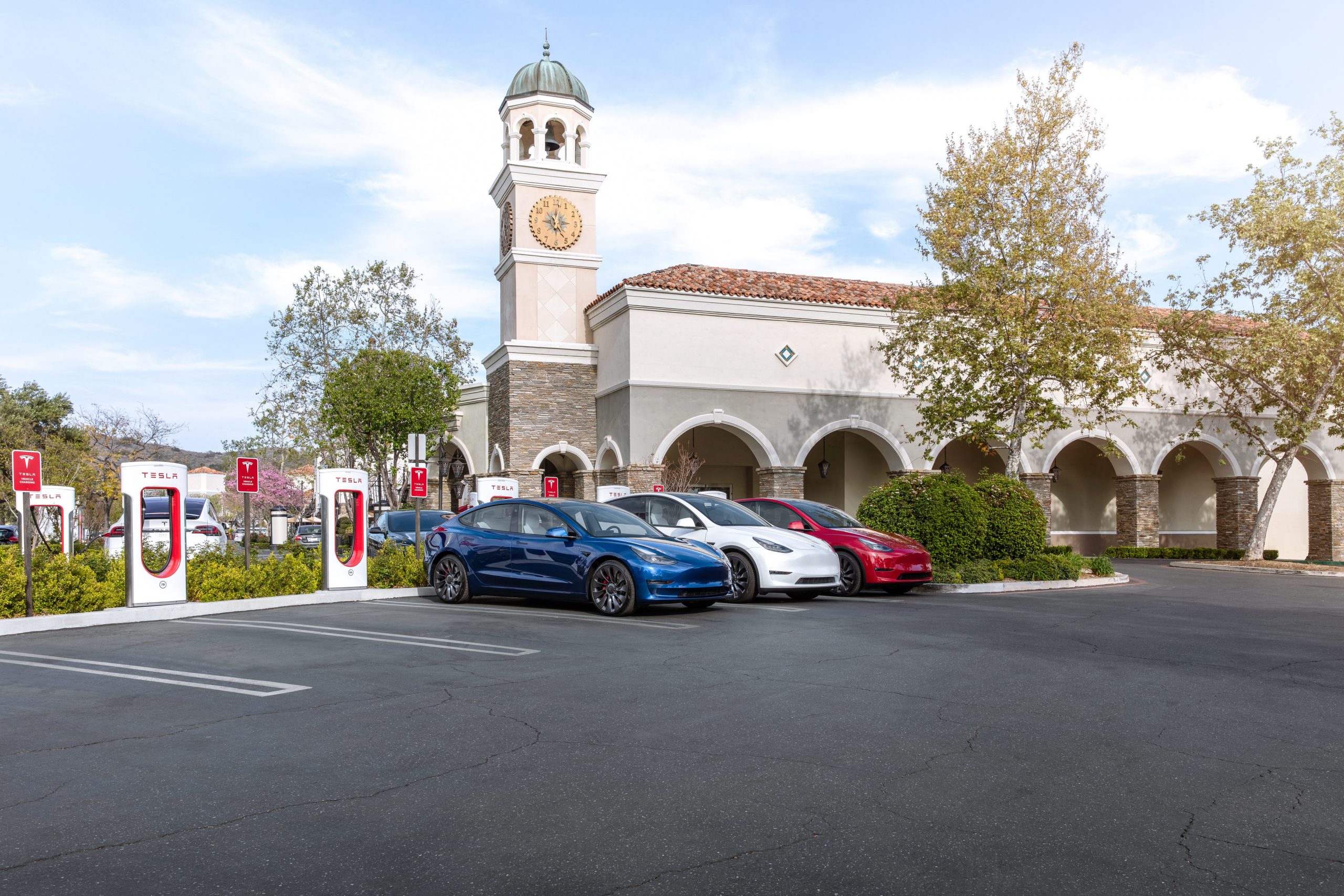 Tesla rolls out new Autopark in software update