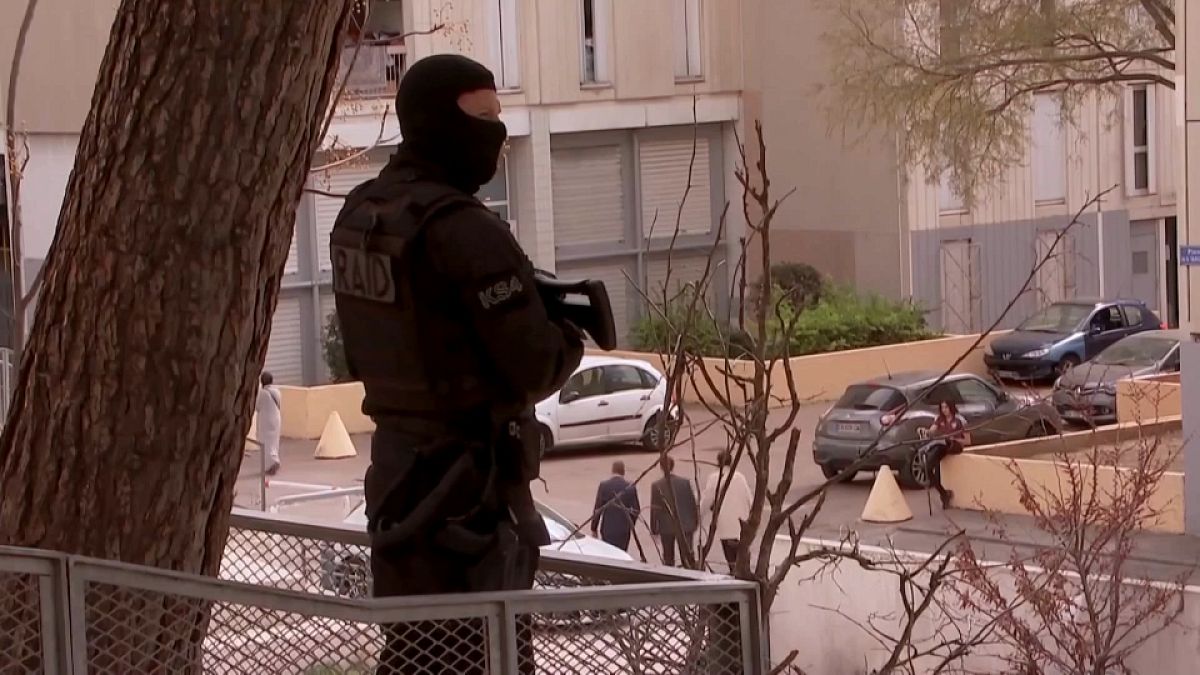 شاهد: الشرطة الفرنسية تعلن الحرب على العصابات وتبدأ حملة لتنظيف المدينة من المخدرات والجريمة