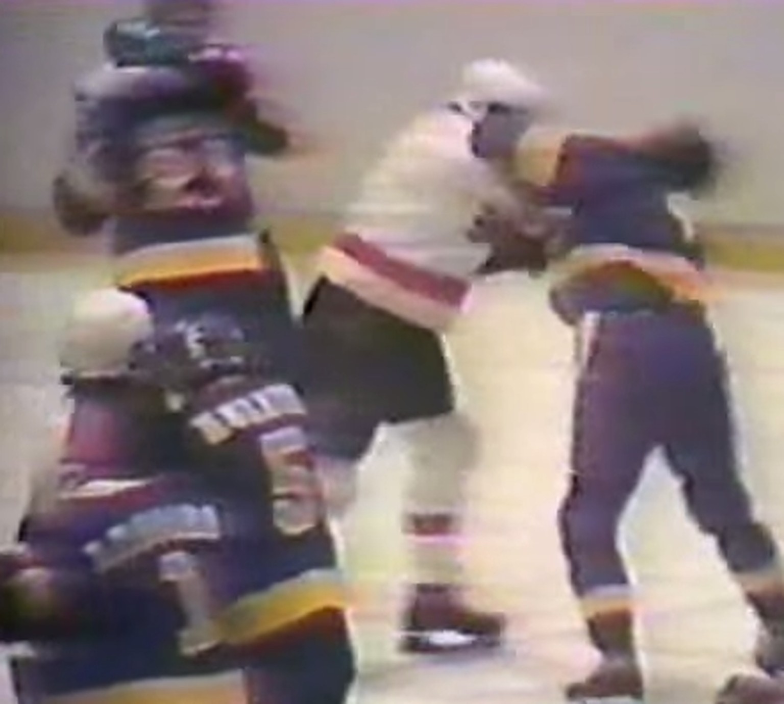 67 Strafminuten in einem einzigen Spiel – Haudegen Randy Holt prügelt sich zum NHL-Rekord