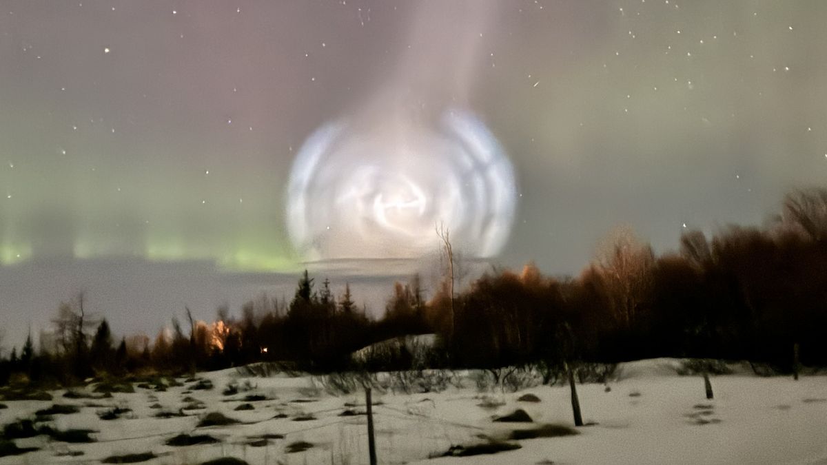 Dying SpaceX rocket creates glowing, galaxy-like spiral in the middle of the Northern Lights - Livescience.com