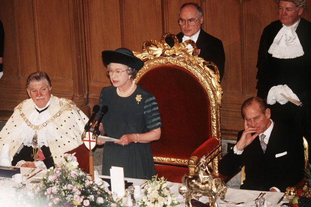 بين 1992 للملكة إليزابيث و2024 للملك تشارلز... هل يكرر «العام المروّع» نفسه؟