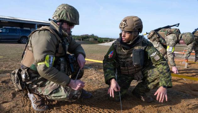 Canadian Soldiers Show How They Train Ukrainian Defenders