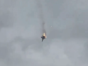 VIDEO. Guerre en Ukraine : en feu, un avion russe tombe à pic en Crimée, le pilote parvient à s’éjecter en plein vol