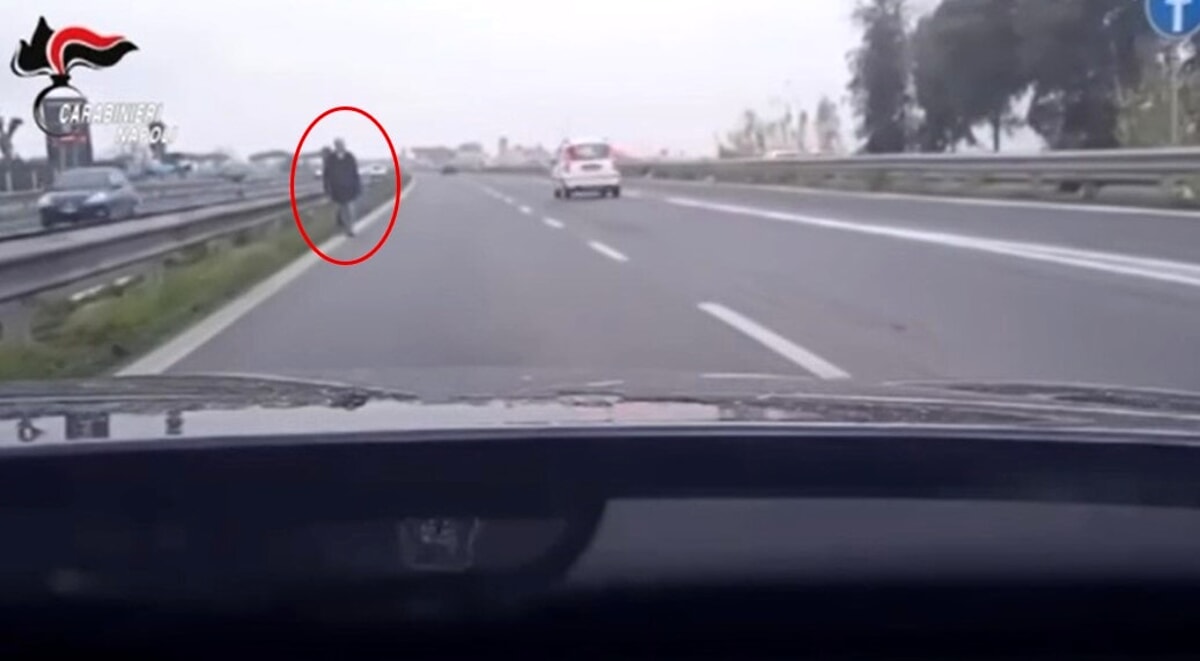 Vaga in strada tra le auto che sfrecciano: anziano salvato dai carabinieri