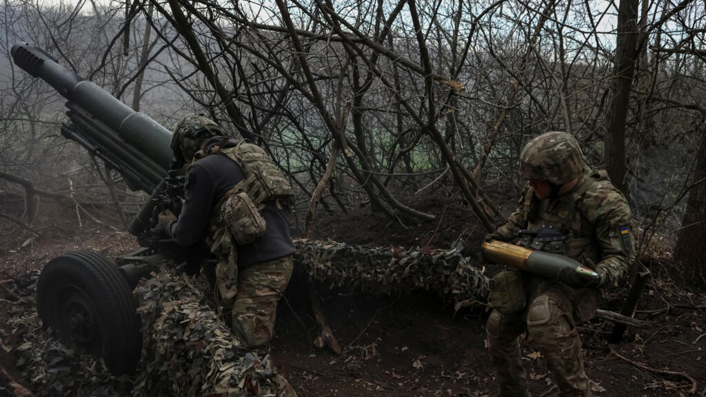 Moscú afirma que tomó el control de aldea en el este de Ucrania; Kiev reivindica ataques contra Rusia