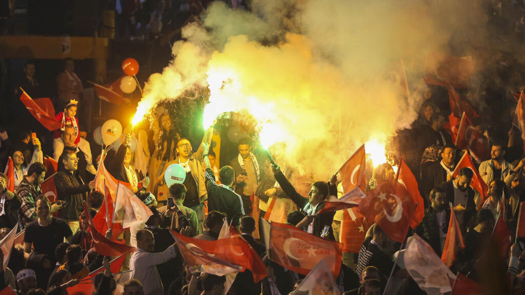 La oposición turca celebra una victoria histórica en las municipales