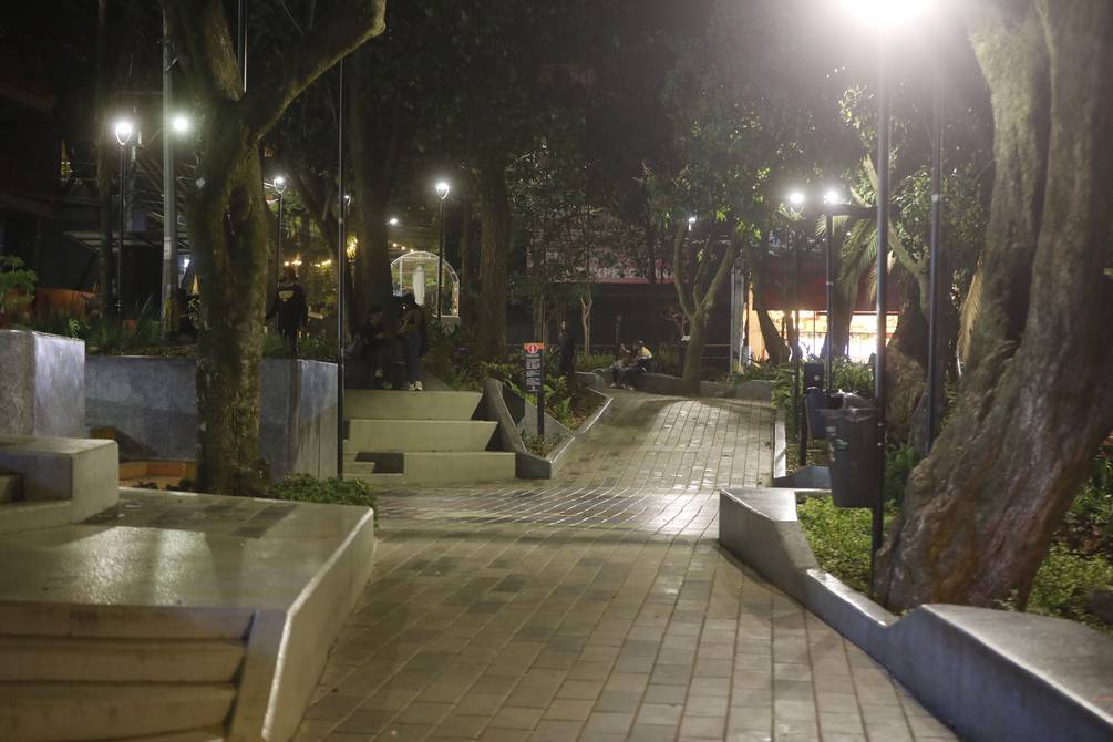 Medellín restringe la prostitución por caso de turista estadounidense con menores de edad