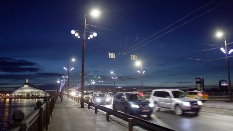 Rīgā pie Akmens tilta Daugavā iebraucis auto