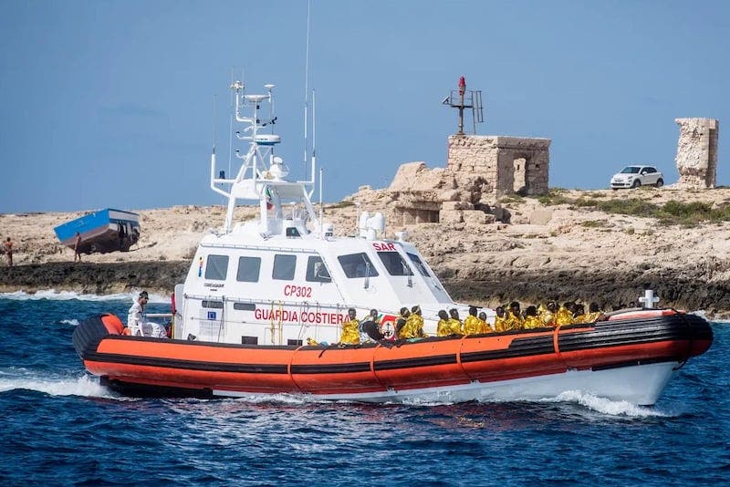 إنقاذ 22 مهاجرا من قبل خفر السواحل الإيطالي