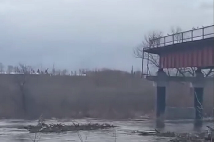 Росія продовжує йти під воду: змиває навіть мости (відео)