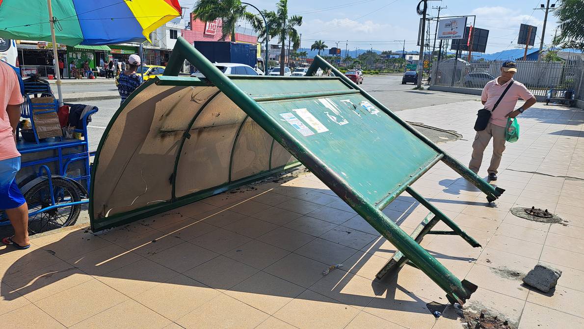 Una persona quedó herida por caída de estructura de parada de buses, en el sur de Esmeraldas