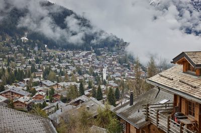 Nouveaux logements en Suisse: Les ONG dénoncent une invitation à contourner les lois