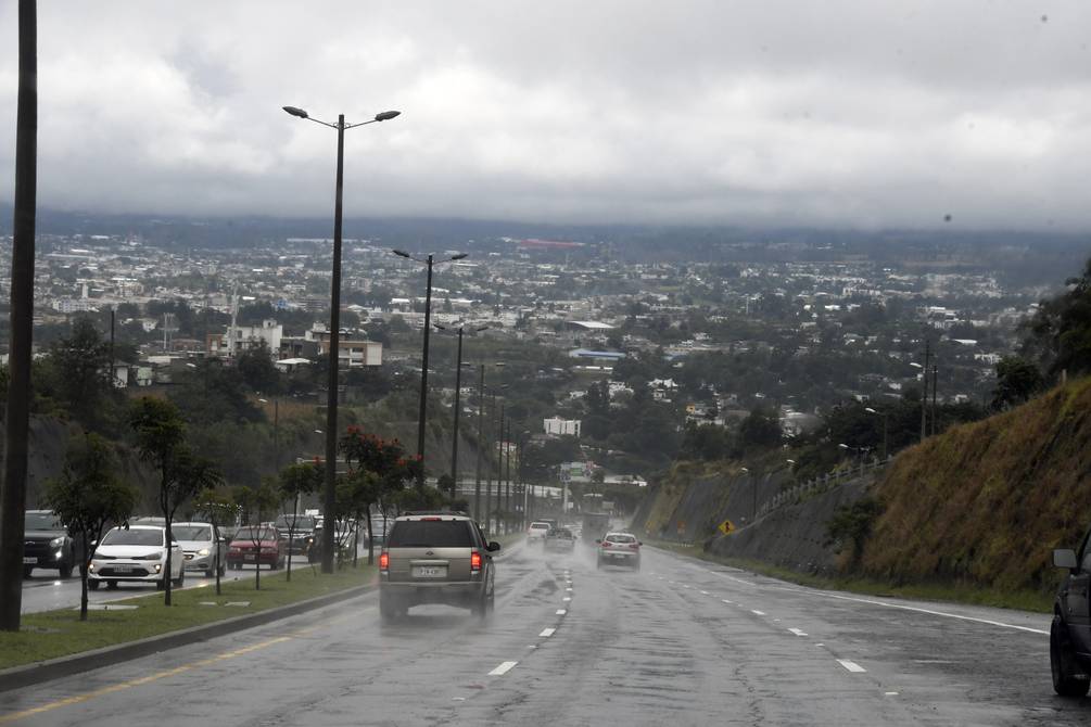 Alcalde de Quito alerta estar prevenidos ante fuertes lluvias pronosticadas hasta el miércoles