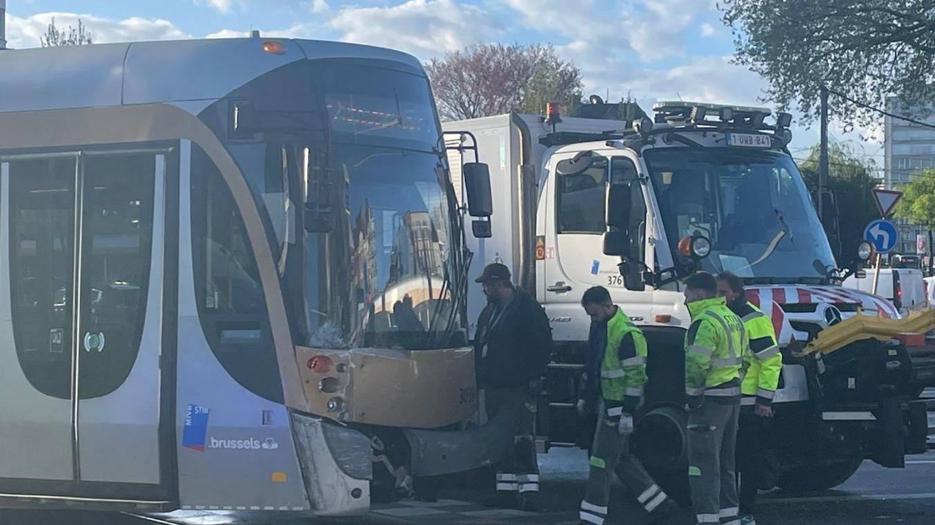 Accident entre un bus et un tram ce lundi soir sur la place Meiser à Bruxelles : la conductrice du tram a été blessée