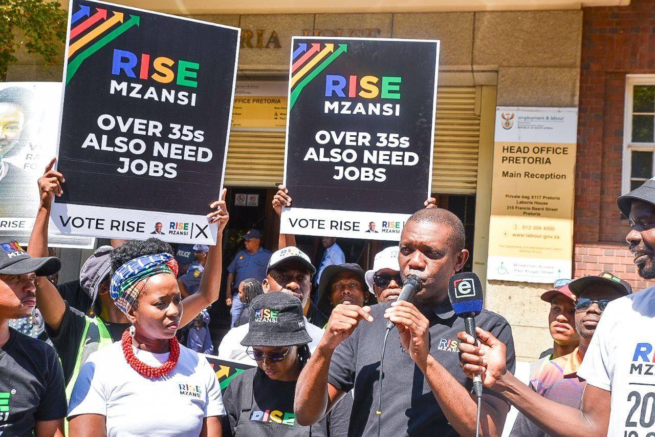 Netwerk24 | Rise Mzansi vaar uit ‘oor staat net werk gee aan mense van 35 of jonger’