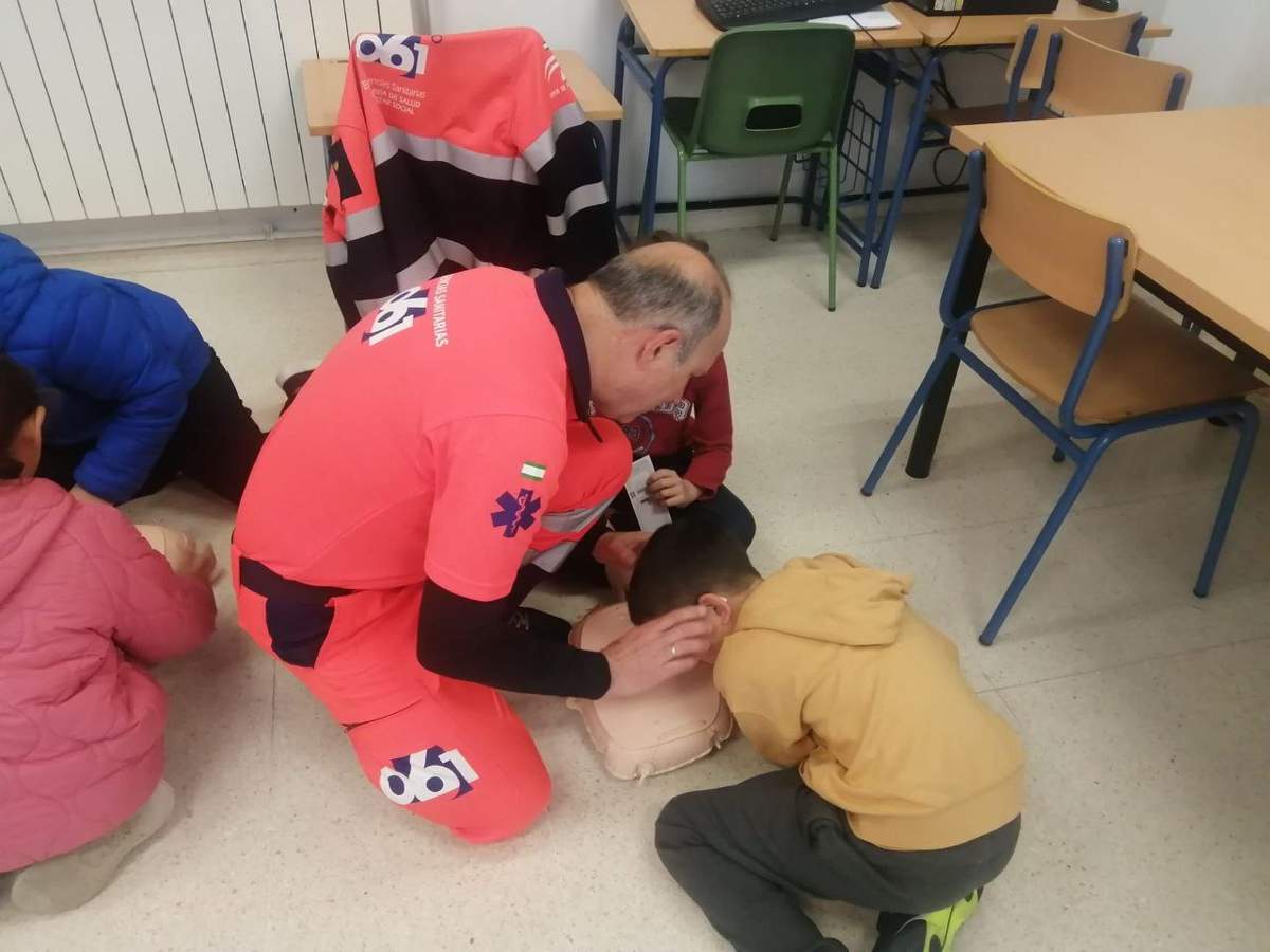 El 061 de Córdoba enseña técnicas de primeros auxilios a 150 jóvenes