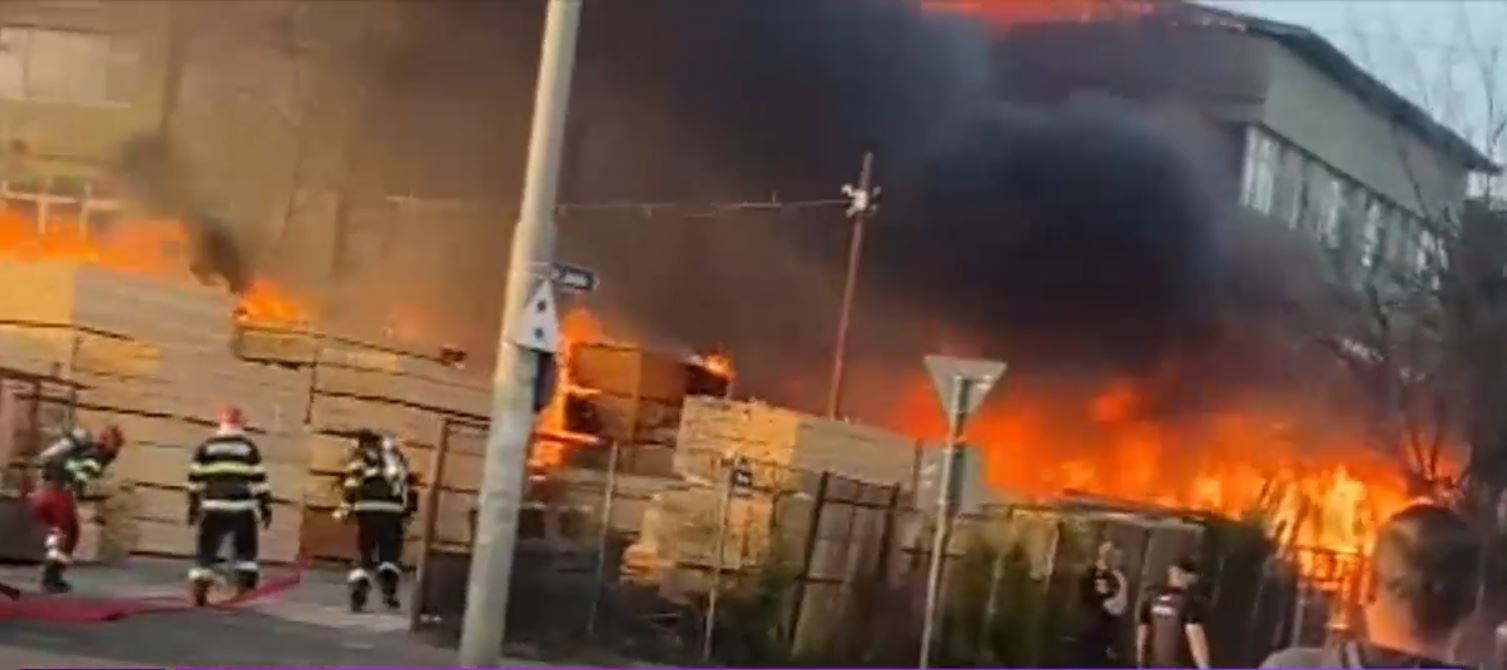 VIDEO Incendiu puternic în Sectorul 1 din București: Un depozit a fost cuprins de flăcări