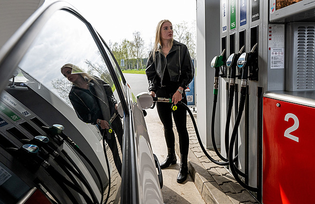 Řidiči se bojí lihu v benzinu, raději tankují dražší palivo. Šofér to nepozná, motoru to pomůže, míní expert