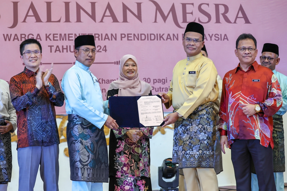 Works Dept hands over completed upgrading project at Sekolah Sultan Alam Shah to Education Ministry