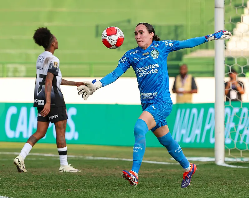 Marcos brinca com goleira do Palmeiras após conquista do Paulista feminino nos pênaltis: “Toma a auréola”