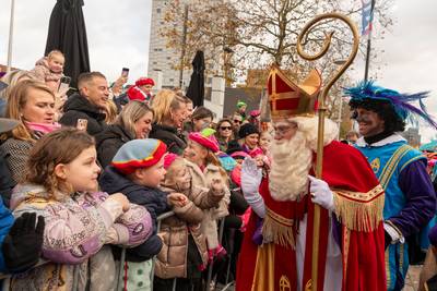 Regen voorspeld tijdens Tilburgse Sintintocht, toch duizenden kilo’s pepernoten ingeslagen voor verwachte drukte