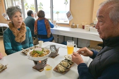 身大きく味濃厚 湖西・海湖館「牡蠣小屋」プレオープン 浜名湖の恵み堪能(静岡新聞DIGITAL)