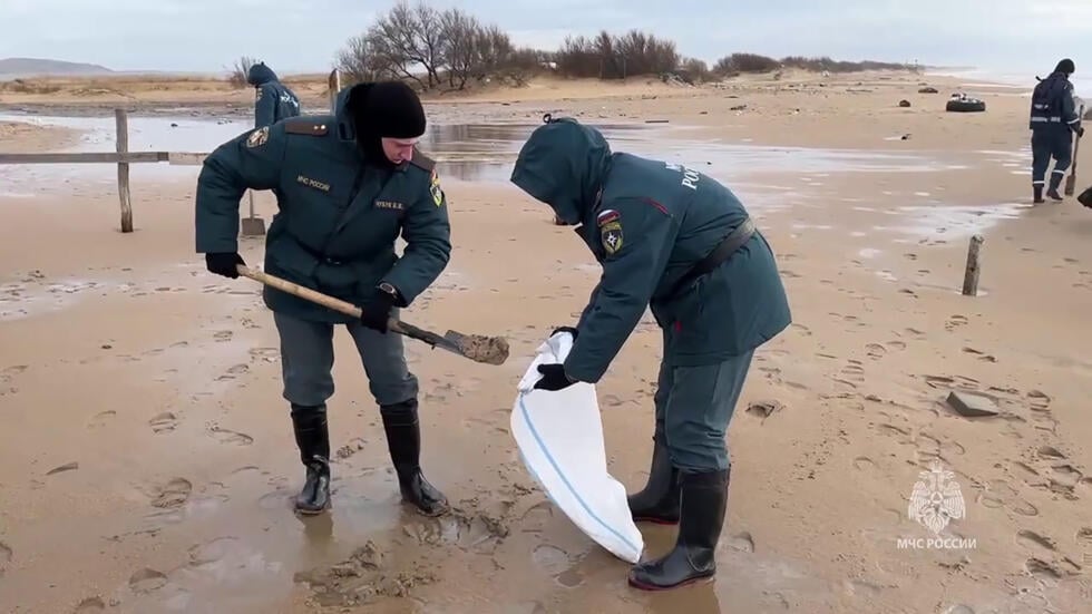 Miles de personas luchan contra marea negra en estrecho de Kerch