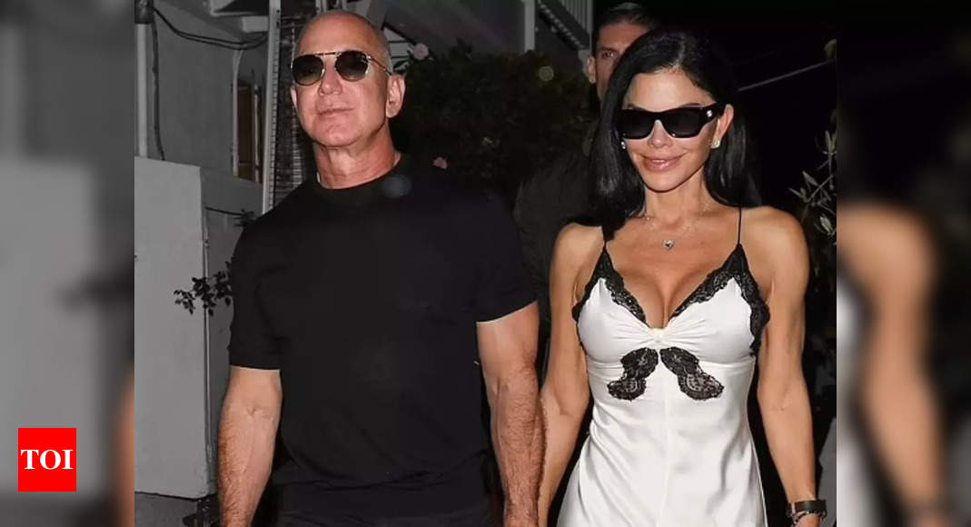 Elon Musk 'comforting reply to Jeff Bezos' 'angry post' on $600 million wedding to fiance Lauren Sanchez - The Times of India