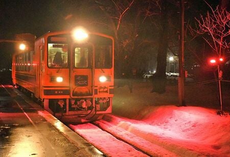 津鉄・芦野公園駅 桜色にライトアップ(Web東奥)