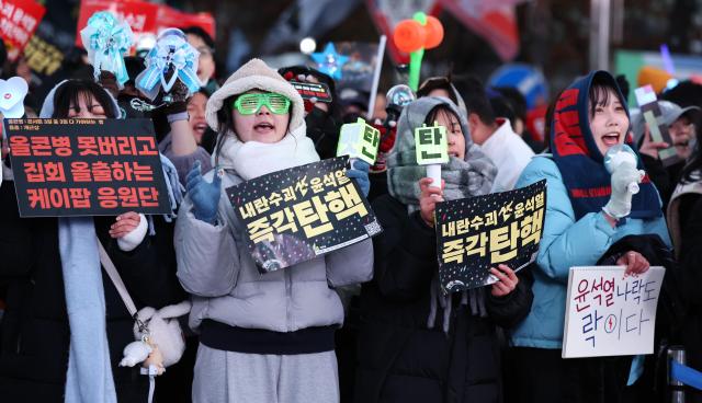 '여풍' 거센 탄핵 집회...여의도 2030 vs 광화문 70대